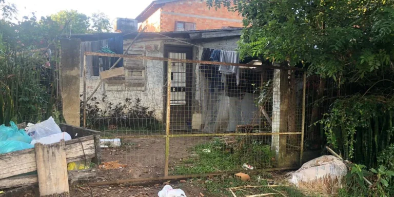 Criminosos invadem casa e matam três homens da mesma família