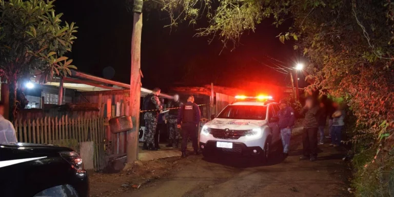 Criminosos arrombam residência e matam casal a tiros