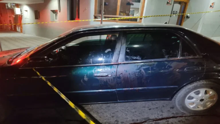 Homem é morto com facadas no pescoço dentro de carro