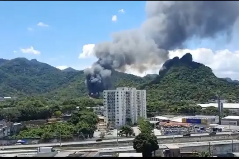 Incêndio de grandes proporções atinge estúdio de televisão