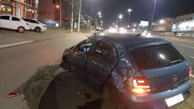 Carro capota na BR-116 em Canoas após ser atingido por outro veículo 