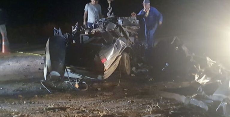 Casal morre após carro bater com caminhão