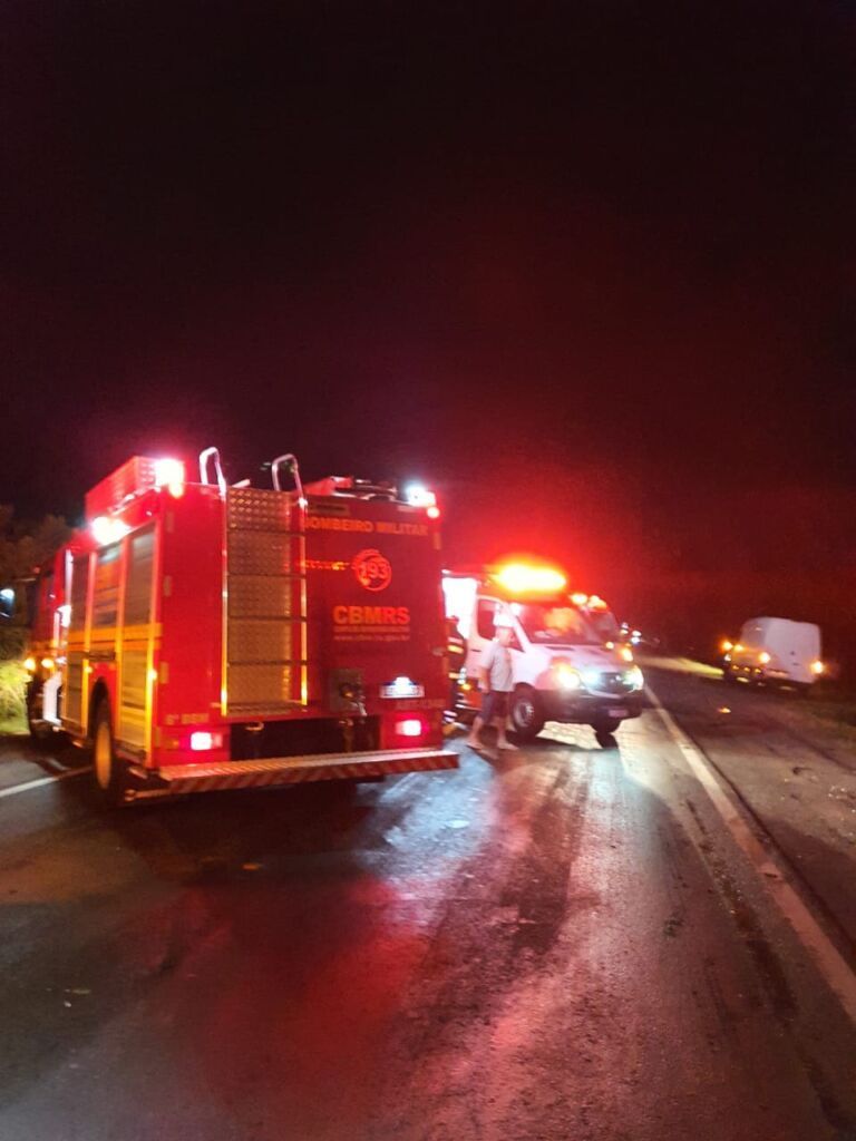 Homem morre após grave acidente entre dois carros