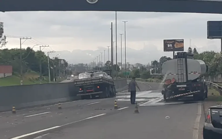 BR-116 está bloqueada após acidente com caminhão em Canoas