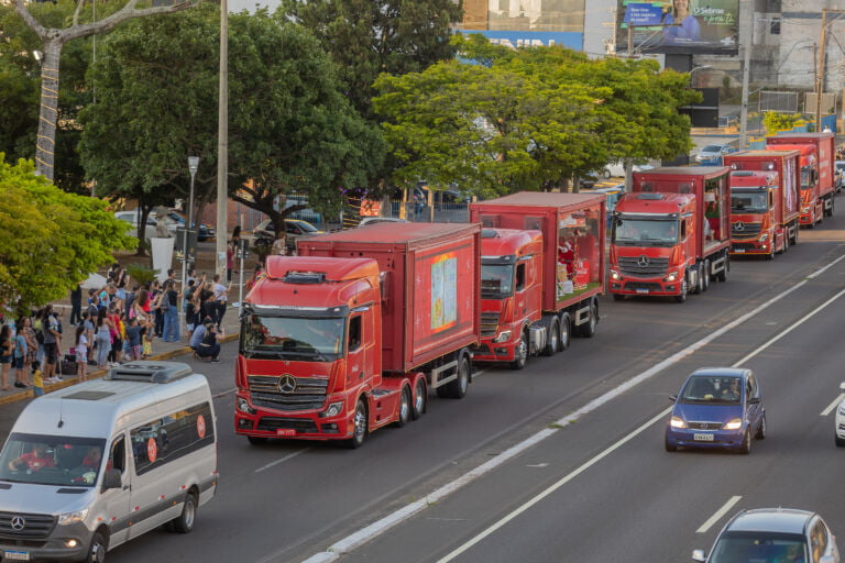 Caravana da Coca-Cola passa pelas ruas de Canoas e encanta moradores