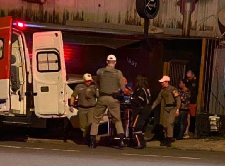 Pai de 73 anos é esfaqueado diversas vezes pelo filho