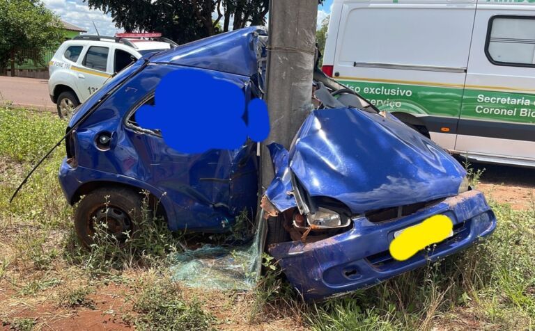 Motorista morre e veículo fica destruído após colisão com poste