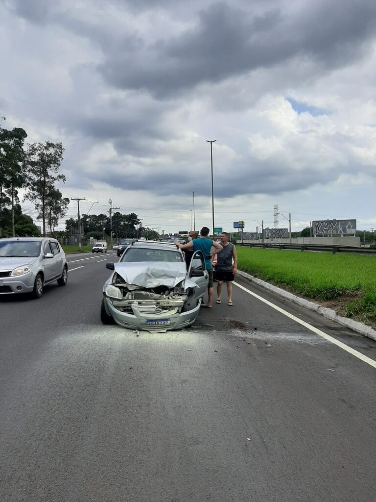 URGENTE CANOAS | BR-116 tem acidente entre três carros