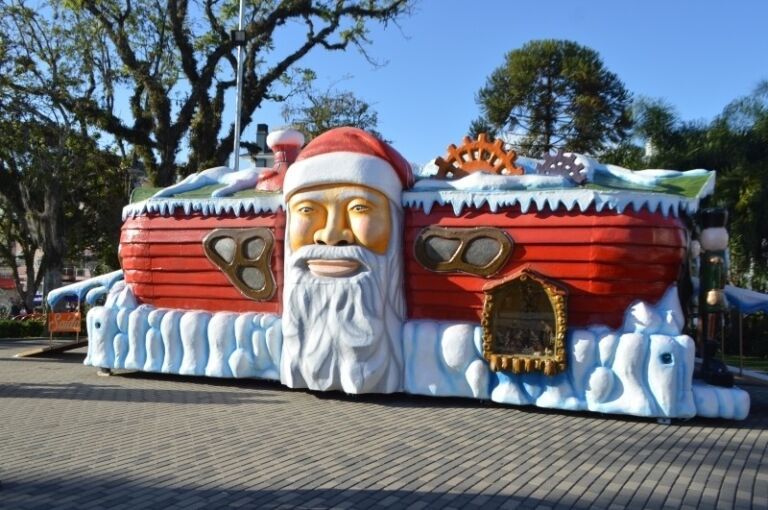 Papai Noel leva tapa na cara em praça