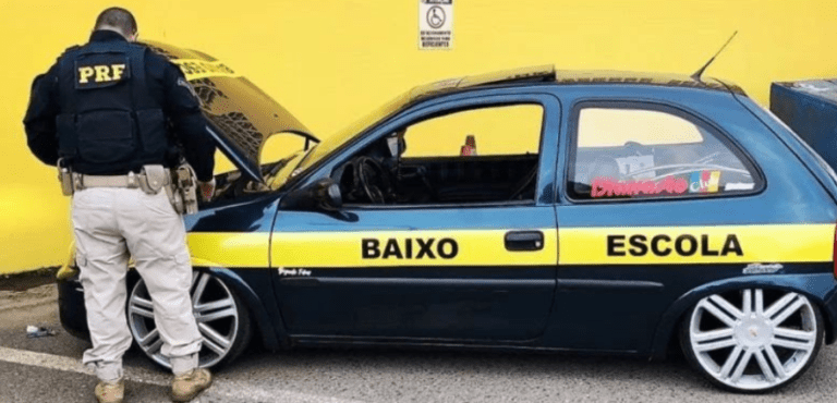 INACREDITÁVEL | Carro com “baixo escola” é guinchado