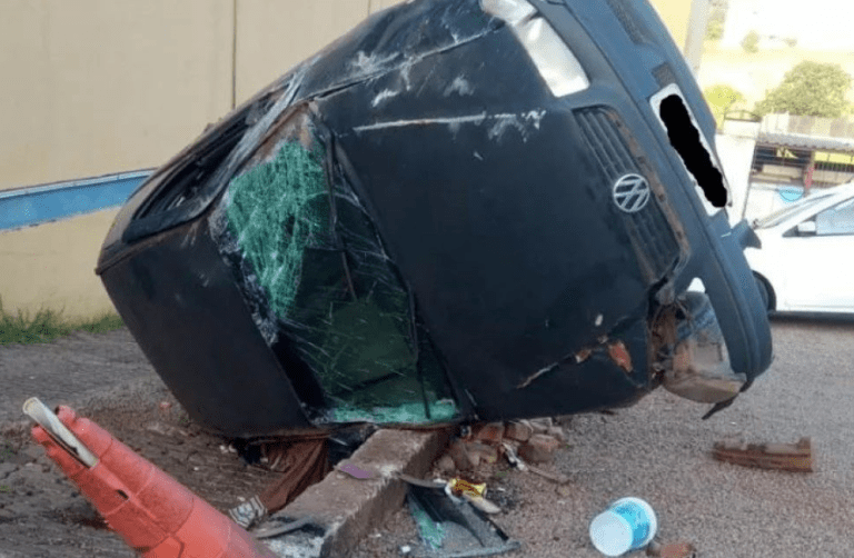 SUSTO NO TRÂNSITO | Grave acidente deixa duas pessoas feridas