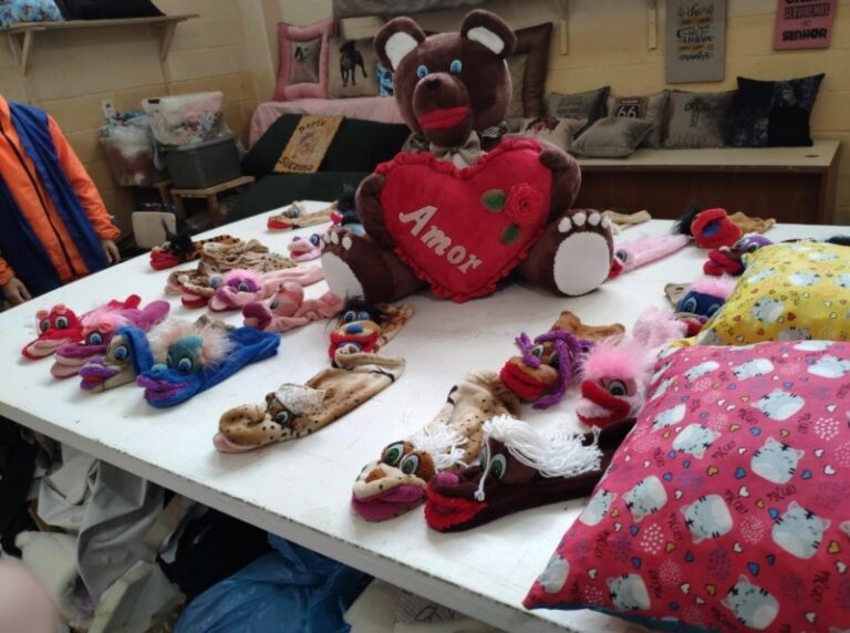 Presos de Canoas doam almofadas e fantoches para crianças com câncer