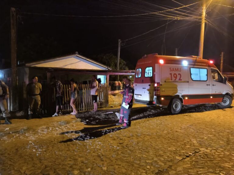 Jovem de 19 anos é morta com tiros no rosto dentro do pátio de casa