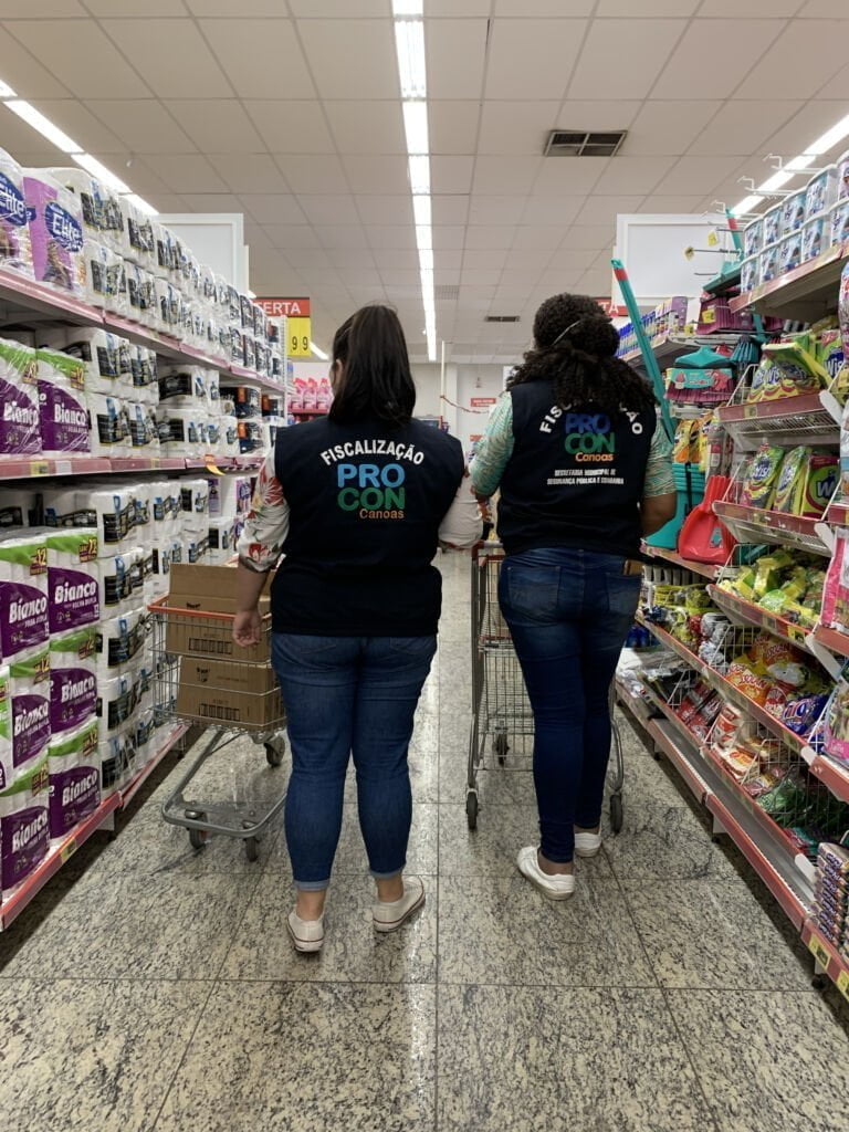 Supermercado em Canoas é denunciado por vender carne estragada e produtos vencidos