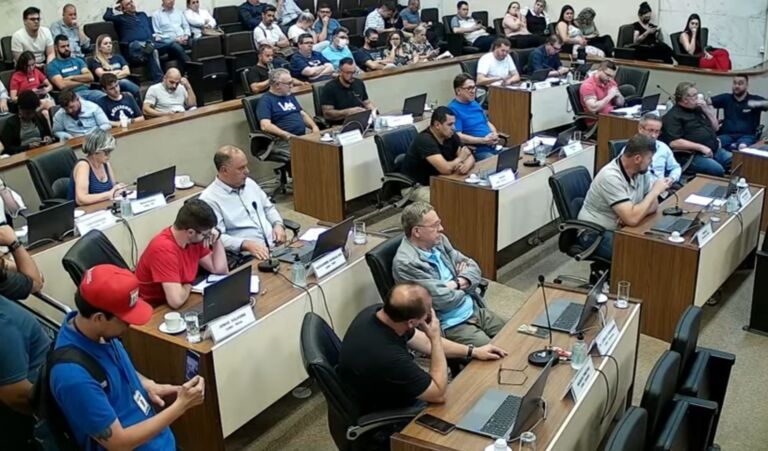 CANOAS | Câmara rejeita abertura de processo de impeachment contra Jairo Jorge