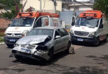 Motoristas ficam feridos após colisão frontal entre dois carros em Canoas