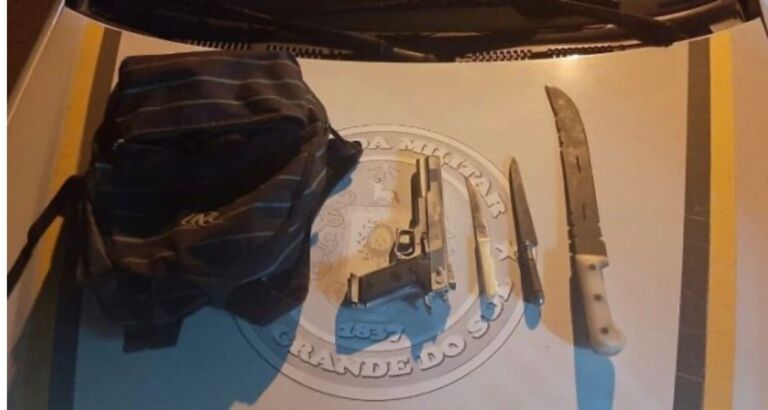 Com facas e arma de brinquedo, trio de Canoas assalta motorista de aplicativo e foge com veículo