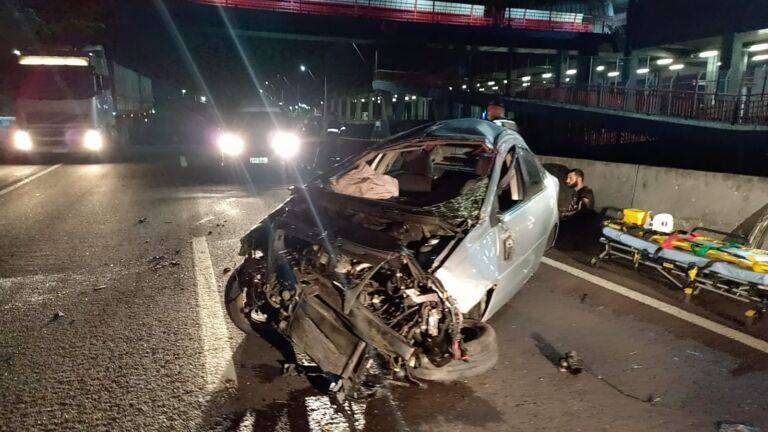 Motorista capota carro na BR-116, em Esteio, ao tentar desviar de pedestre