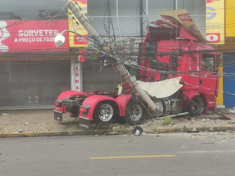 Caminhão desgovernado bate em poste e invade farmácia