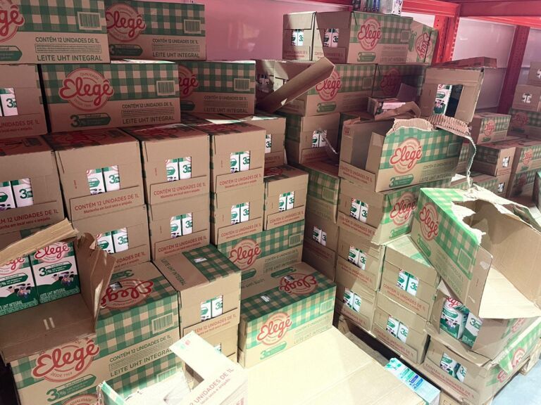 Atacado vende leite por menos de R$ 2,60 e faz liquidação de diversos produtos