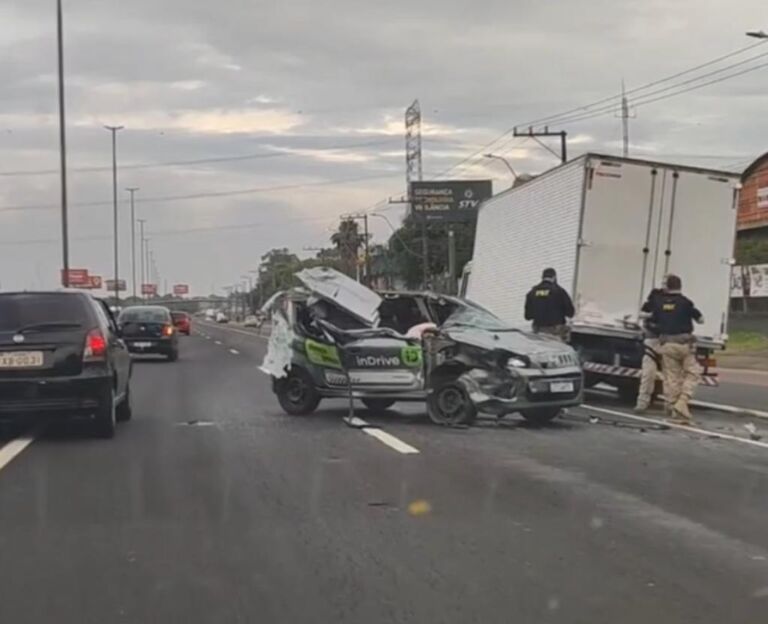 Motorista fica ferido após grave acidente envolvendo um caminhão