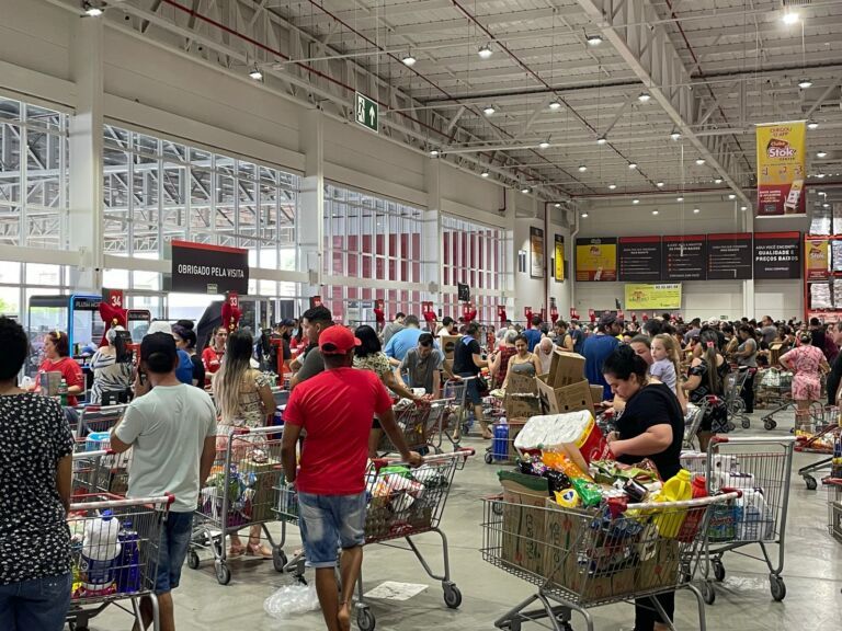 EM CANOAS | Com leite por menos de R$ 2,60, clientes ficam mais de uma hora na fila
