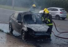 Carro é destruído por incêndio em Canoas