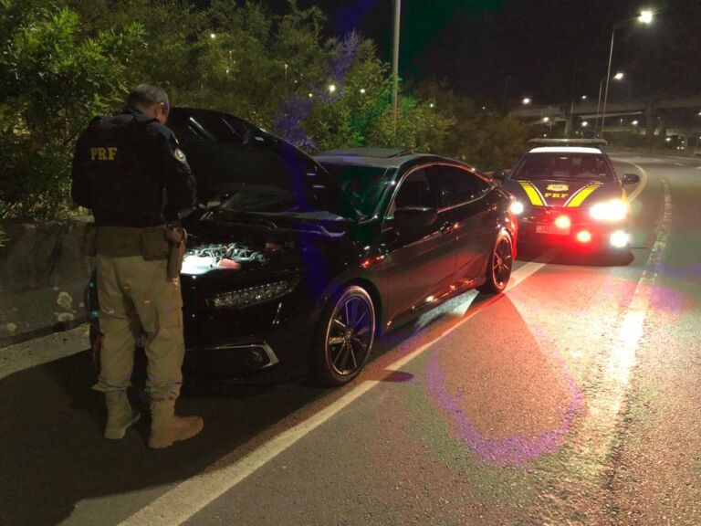 Dois jovens são presos fazendo racha em Canoas