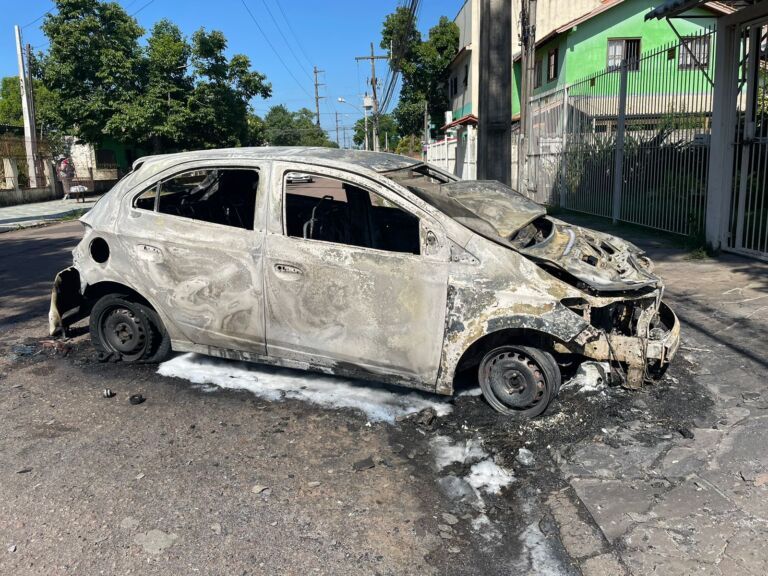 Carro fica completamente destruído após pegar fogo no meio da rua em Canoas