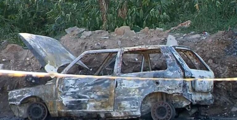 Corpo é encontrado dentro de Uno incendiado