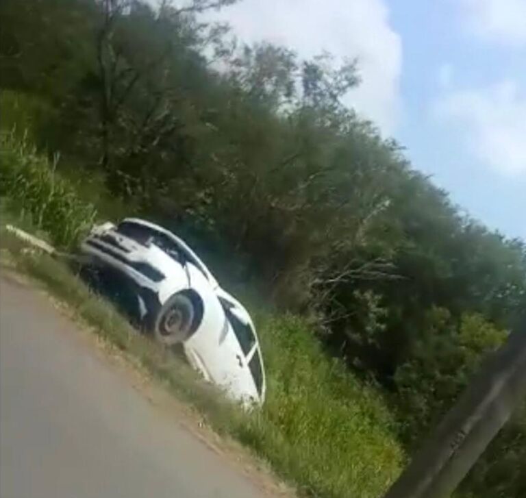 Motorista perde o controle e carro cai em valão
