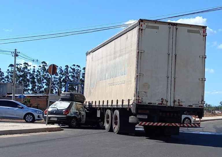 Carro vai parar embaixo de caminhão após acidente em Canoas