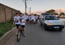 CANOAS | Dezenas de amigos e familiares de adolescente que morreu atropelado se reúnem em manifestação