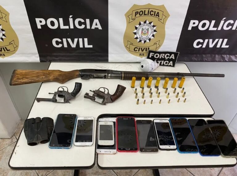 Mãe e filho são presos acusados de matar duas pessoas queimadas