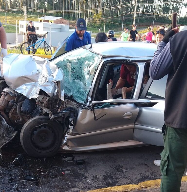 Mulher é internada em hospital após colisão frontal entre carro e ônibus em Nova Santa Rita