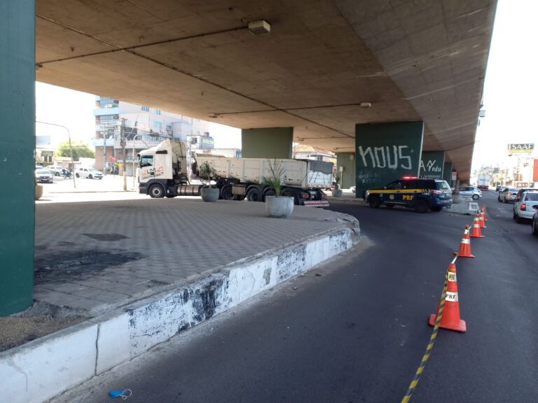 URGENTE CANOAS | BR-116 tem bloqueio após caminhão estragar