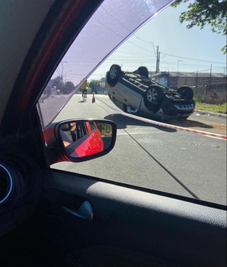URGENTE CANOAS | Carro capota e bloqueia rua