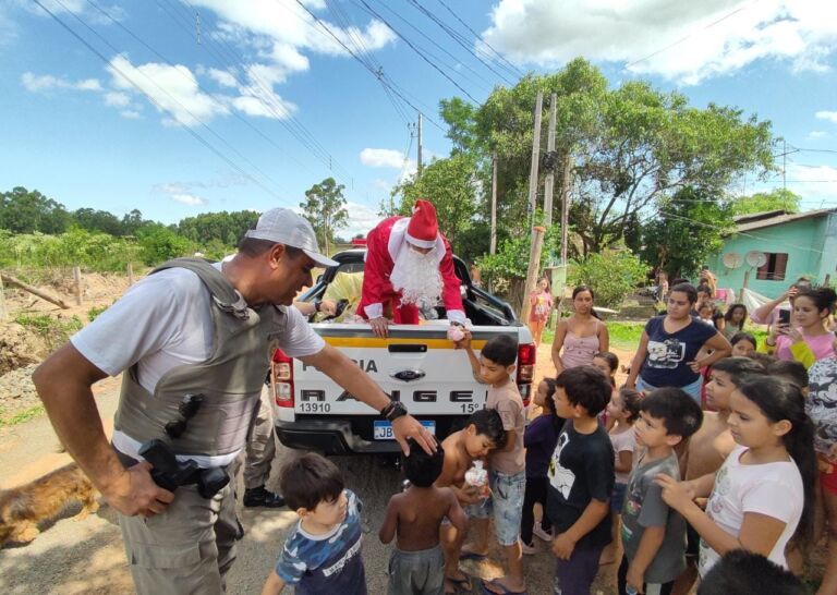 Brigada Militar entrega presentes para mais de 150 crianças de Nova Santa Rita com a presença do Papai Noel