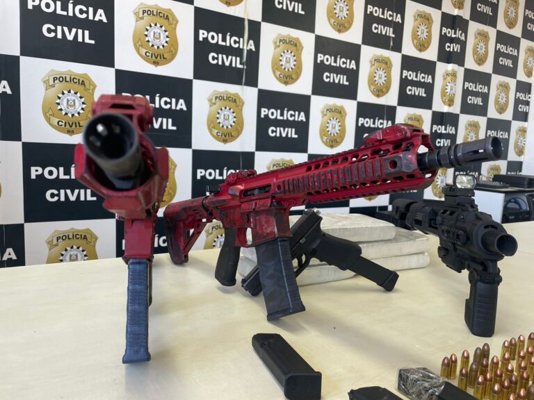 Polícia Civil acaba com depósitos de facção de Canoas e apreende fuzis