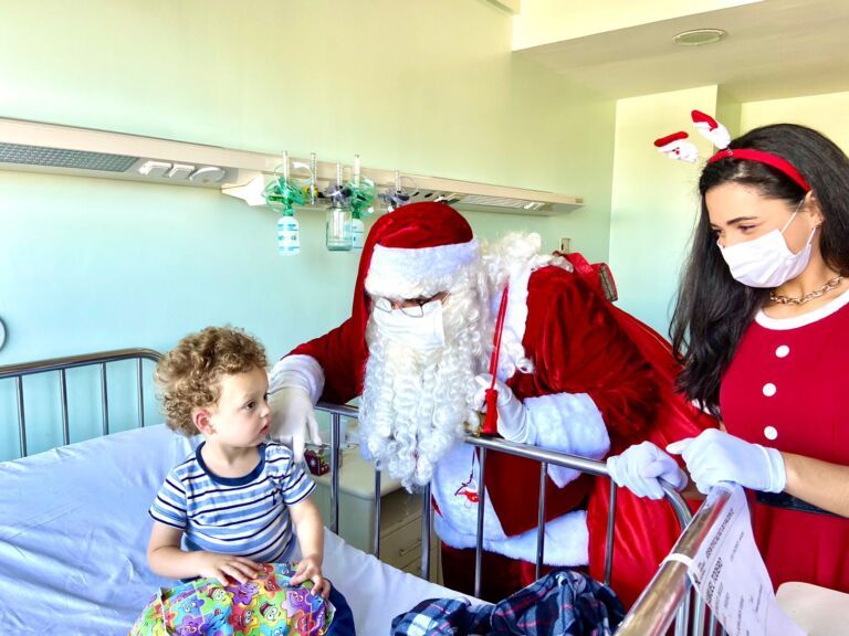 Crianças internadas em hospital de Canoas ganham visita do Papai Noel