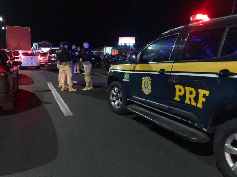 Pais precisam ir na delegacia buscar dois adolescentes de Nova Santa Rita após eles serem pegos em racha de motos