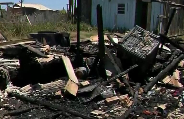 Dois bebês morrem queimados após incêndio destruir residência