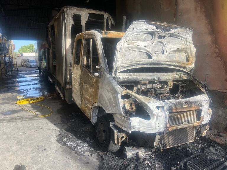 Caminhão de casa de festas em Canoas fica destruído após incêndio