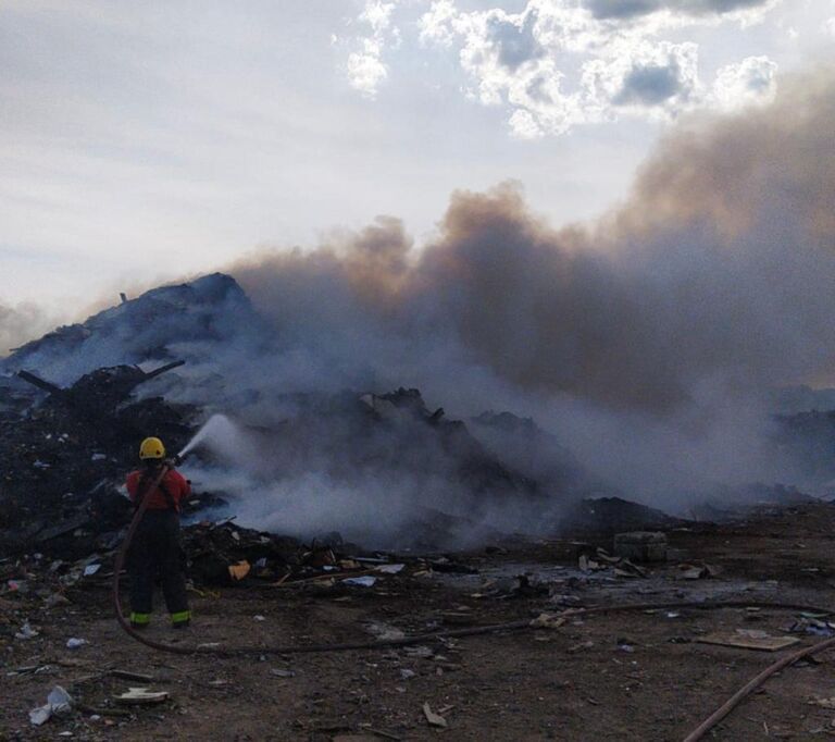 Fogo em lixão assusta moradores de Canoas