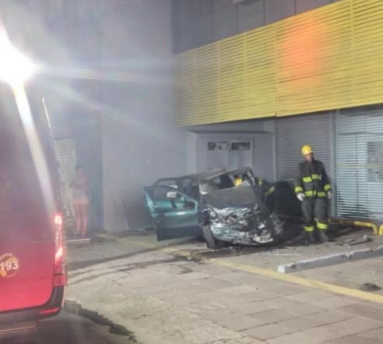 Jovem é internado em hospital após grave acidente na BR-116, em Canoas