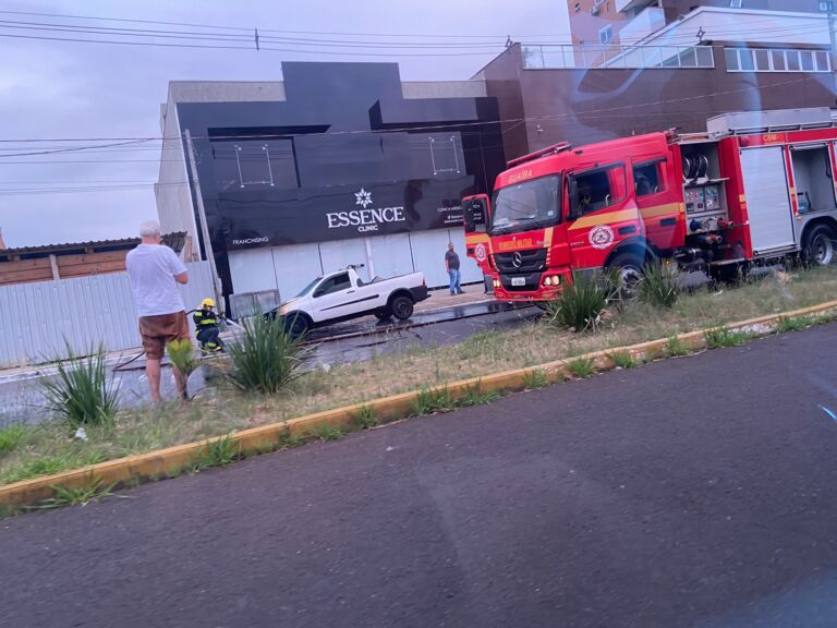 Carro pega fogo na Farroupilha, em Canoas