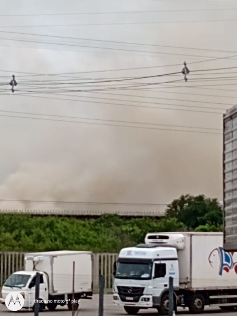 Incêndio de grandes proporções entre Canoas e Nova Santa Rita assusta moradores e mobiliza bombeiros