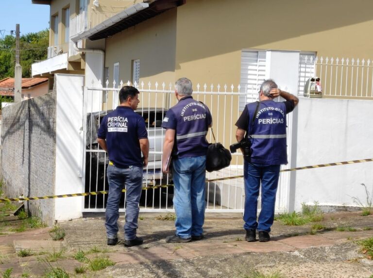 Motoqueiro bota fogo em carro de motorista de aplicativo em Canoas