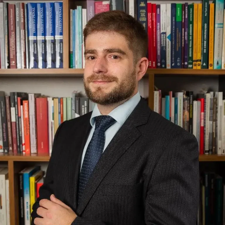 Professor morre após carro bater em árvore