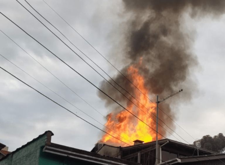 Fogo destrói residência de três andares